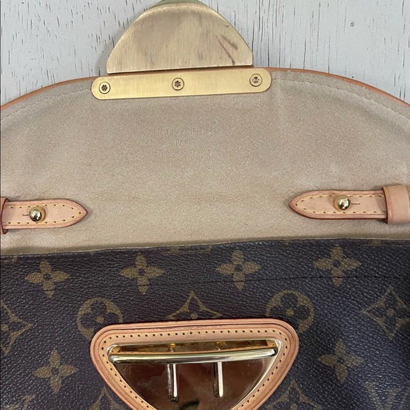 Authentic Louis Vuitton Monogram Beverly Pochette - Picture 9 of 15